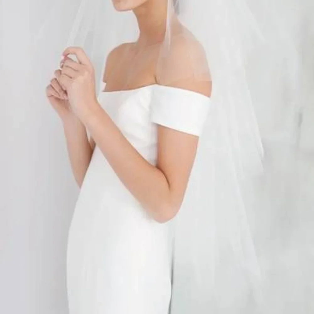 Carolina Herrera Wedding Dress - Picture 4 of 5
